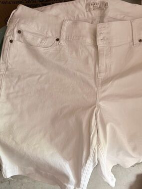 NWT- Torrid White Bermuda Triple Button Jean Shorts